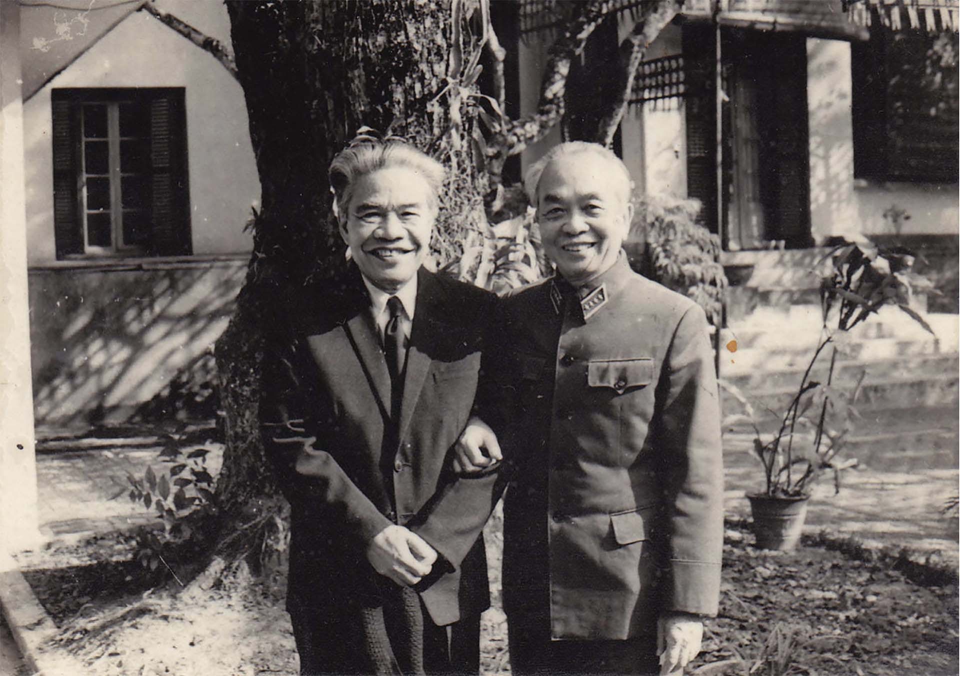 Giáo sư Tạ Quang Bửu và Đại tướng Võ Nguyên Giáp.