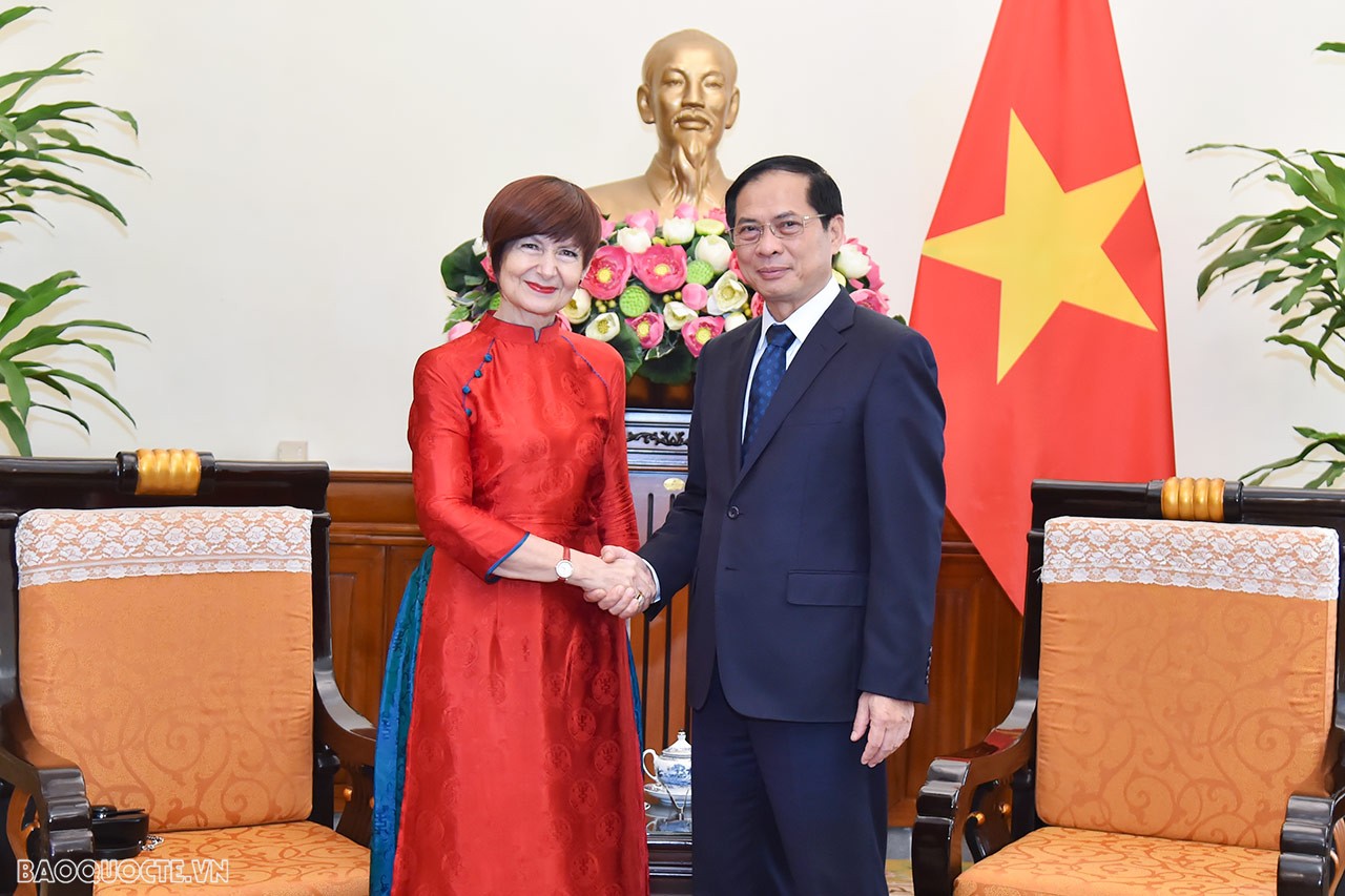 FM Bui Thanh Son welcomes UNESCO General Conference President