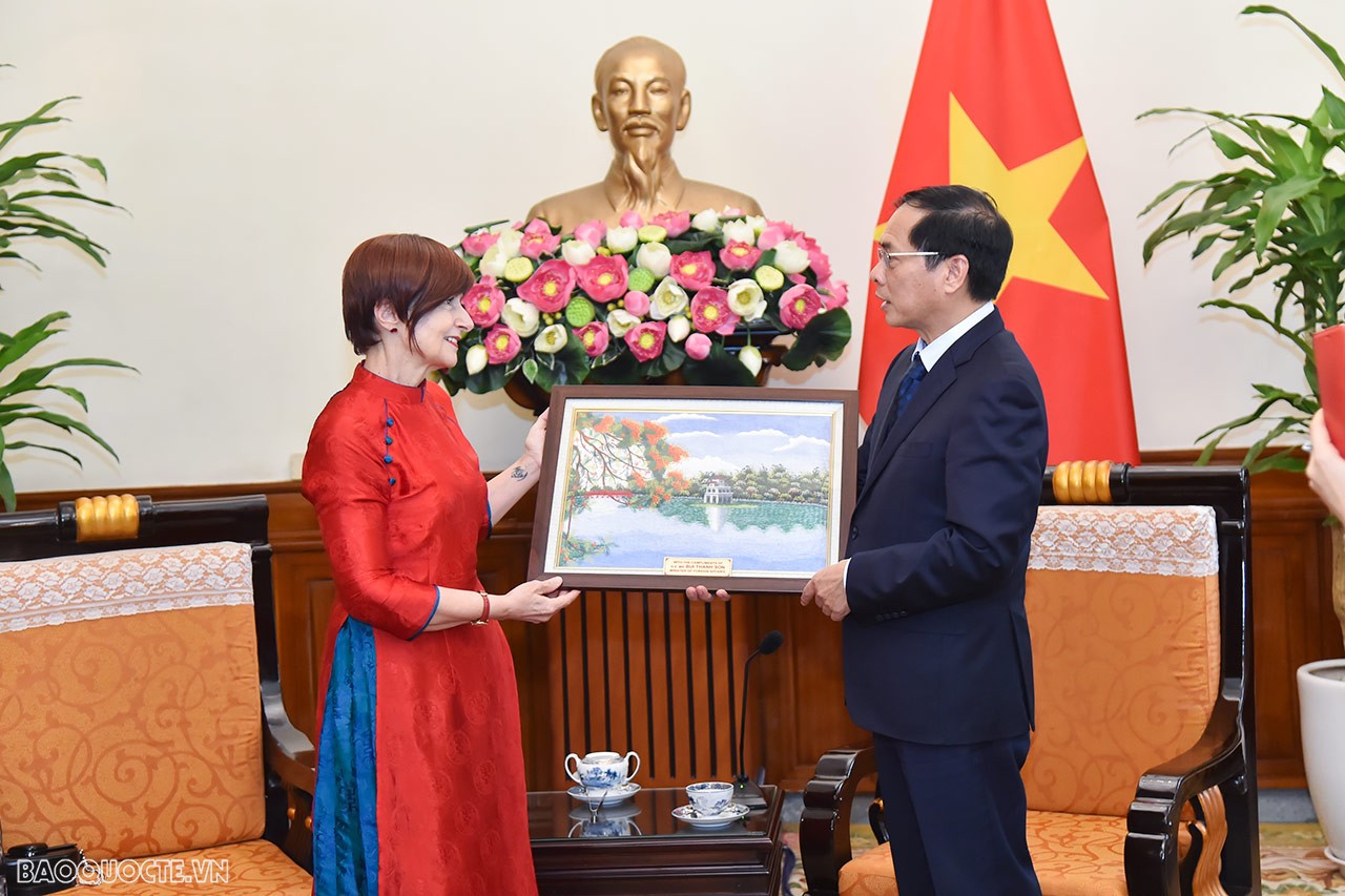 FM Bui Thanh Son welcomes UNESCO General Conference President
