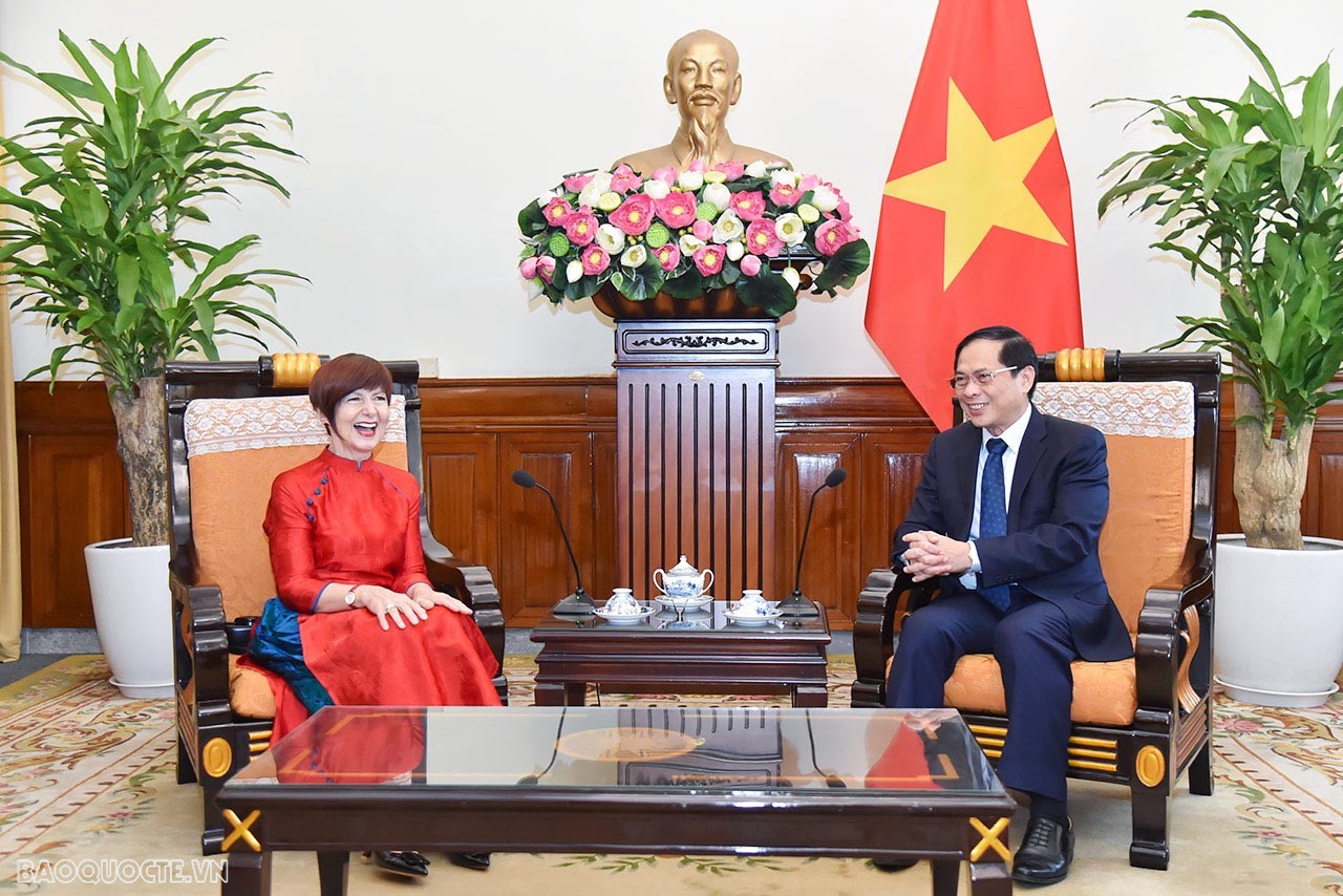 FM Bui Thanh Son welcomes UNESCO General Conference President