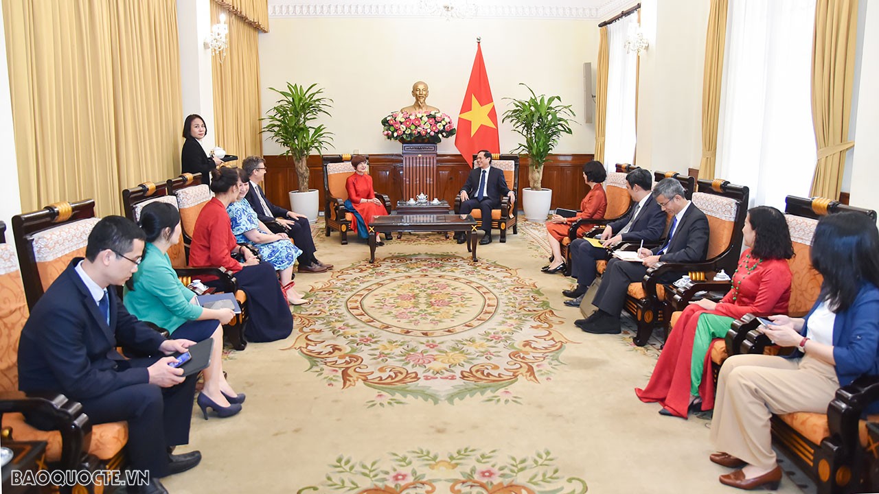 FM Bui Thanh Son welcomes UNESCO General Conference President