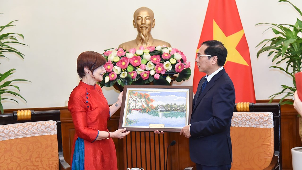 FM Bui Thanh Son welcomes UNESCO General Conference President