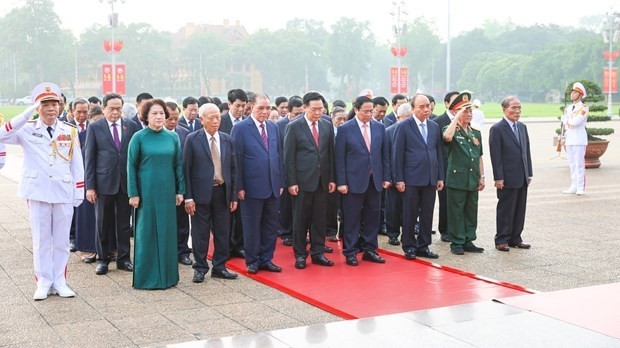 Leaders pay tribute to President Ho Chi Minh on National Reunification Day