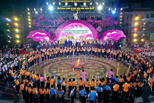 Dien Bien: Vietnamese record established with 500 children joining together for mass ‘Xoe’ folk dance. (Photo: tienphong.vn)