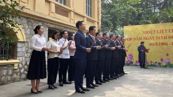 Hanoi leaders offer incense to commemorate late Party chief Tran Phu