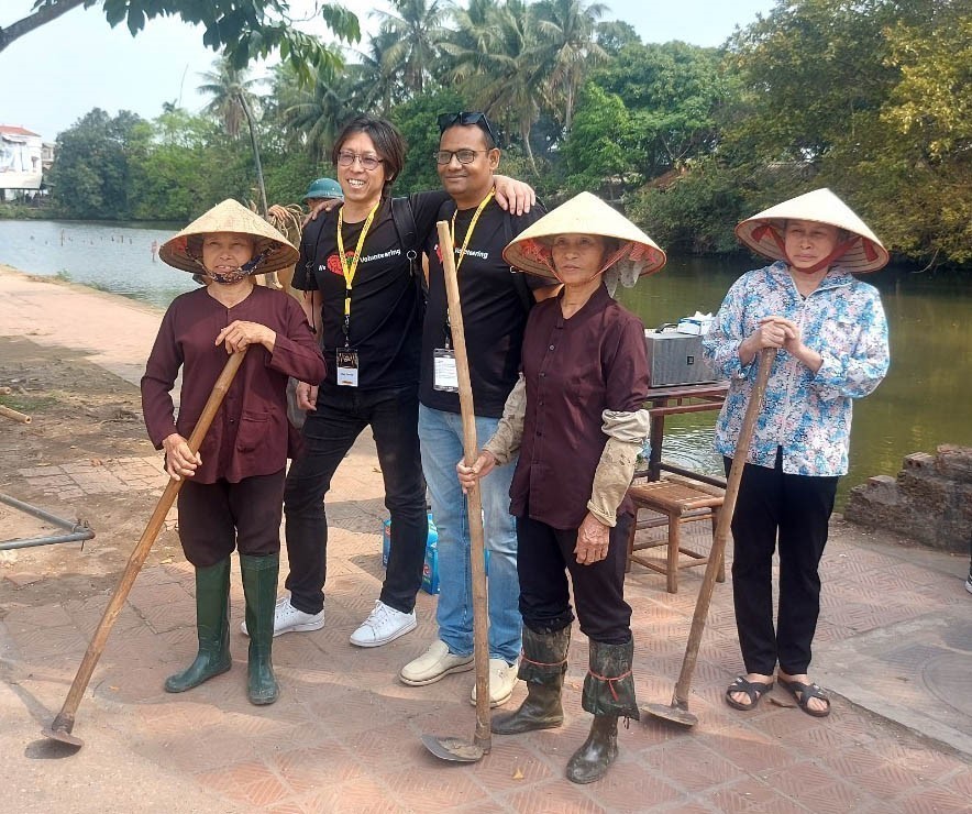 Farmers guide the tourists on how to plough and grow crops. (Photo: VNA)