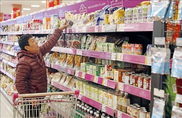 A shopper at Aeon Mall shopping centre in Hanoi's Long Bien district. (Photo: VNA) A shopper at Aeon Mall shopping centre in Hanoi's Long Bien district. (Photo: VNA)