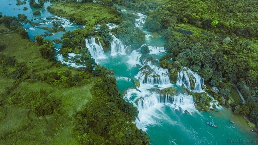 Ban Gioc Waterfall in the northern mountainous province of Cao Bang leaves a positive impression on visitors with its mesmerising beauty. Each cascade of water creates a frothy white spectacle. (Photo: VNA) Ban Gioc Waterfall in the northern mountainous province of Cao Bang leaves a positive impression on visitors with its mesmerising beauty. Each cascade of water creates a frothy white spectacle. (Photo: VNA)