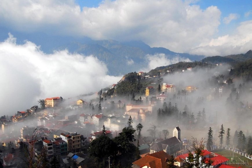 Sapa in the northern mountainous province of Lao Cai boasts dreamy scenery, golden terraced rice fields, and white clouds floating like cotton candy. (Photo: VNA