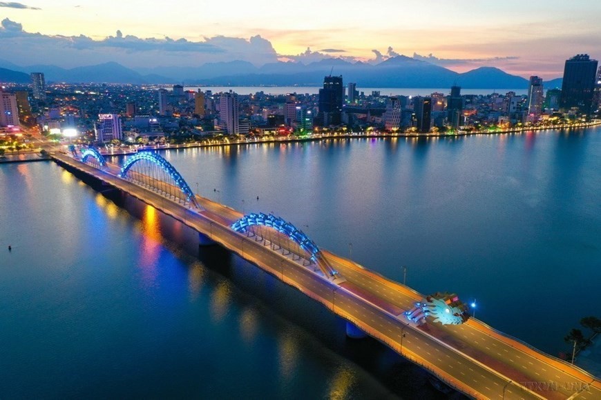 The Dragon Bridge in the central coastal city of Da Nang sparkling at night. (Photo: VNA) The Dragon Bridge in the central coastal city of Da Nang sparkling at night. (Photo: VNA)