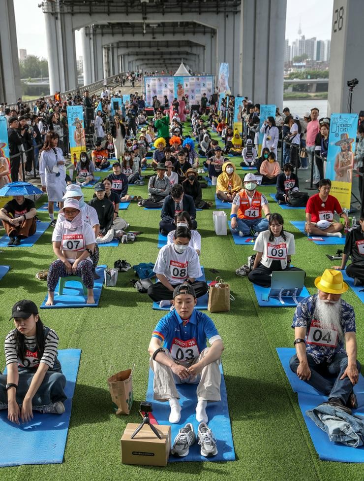 Participants at a space-out competition at Han River zoning out focus on the competiton in this May 21, 2023 file photo. Newsis