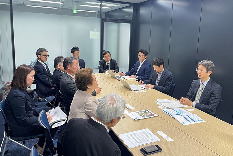 Takashi Yanai and Nguyen Thi Nga discuss with Hajime Wakuda in Tokyo on April 24, 2024