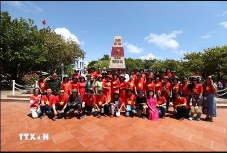 Overseas Vietnamese visit Truong Sa, DKI platform | Society | Vietnam+ (VietnamPlus)