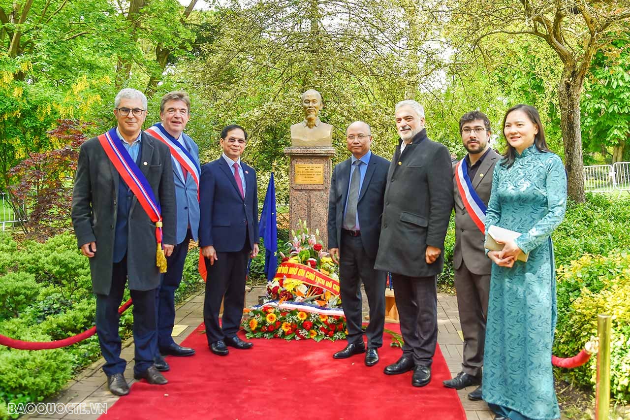 FM Bui Thanh Son pays tribute to President Ho Chi Minh in France