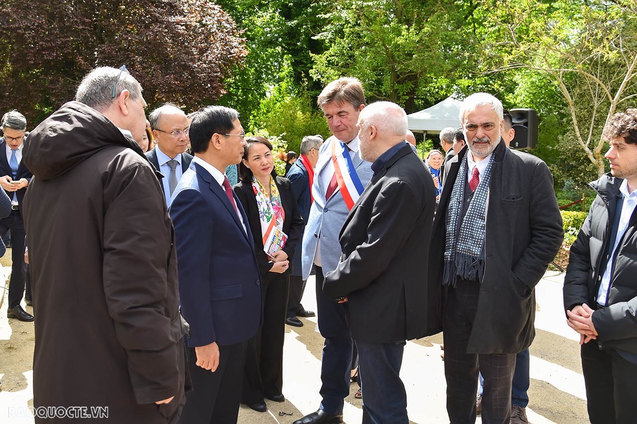FM Bui Thanh Son pays tribute to President Ho Chi Minh in France