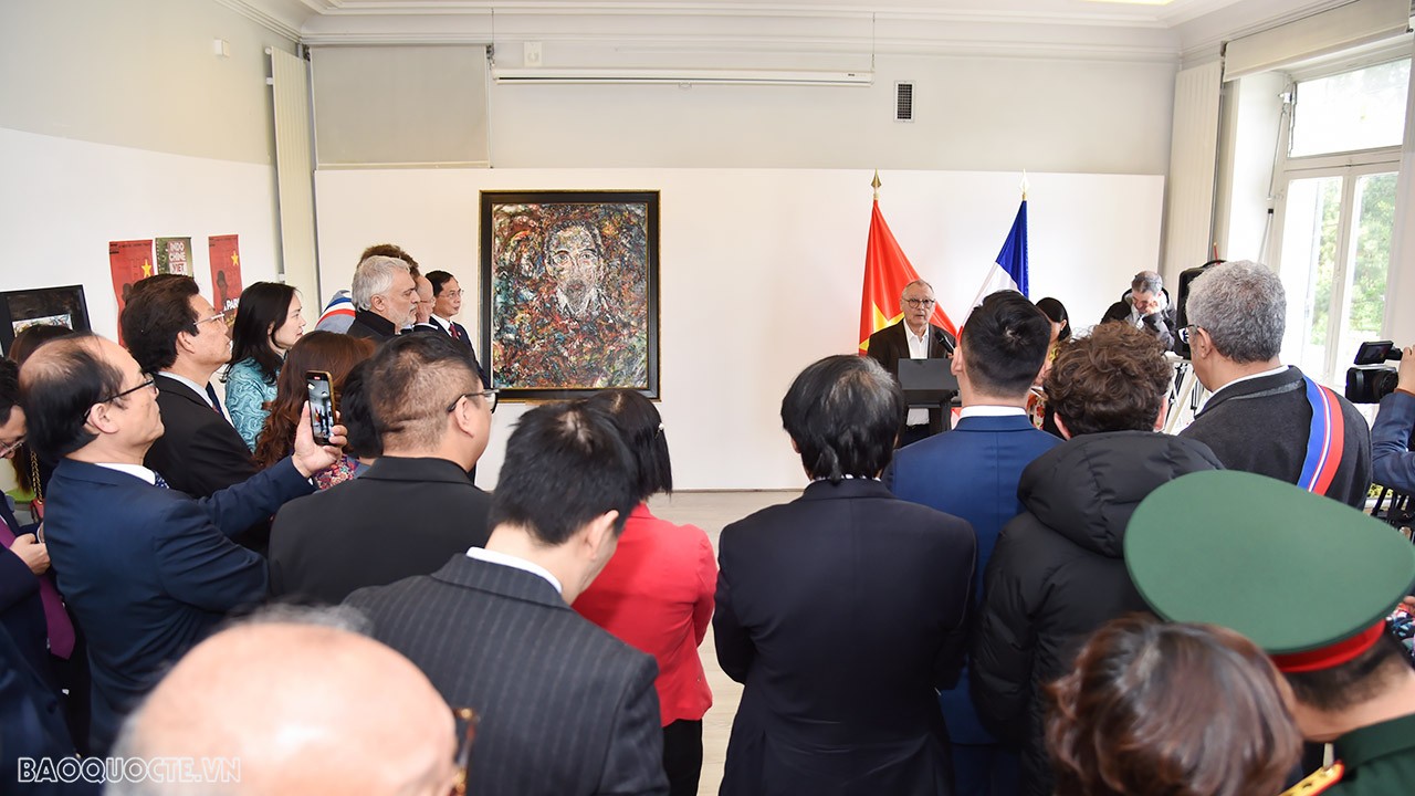 FM Bui Thanh Son pays tribute to President Ho Chi Minh in France