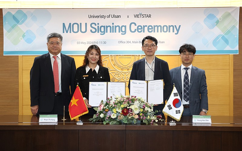 VIETSTAR CEO Pham Thi Thu Hang with professors and lecturers at University of Ulsan
