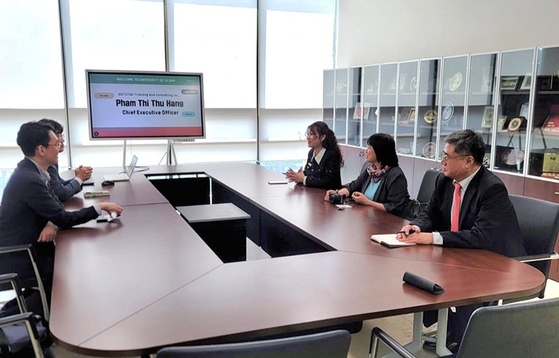 CEO VIETSTAR Pham Thi Thu Hang discussed with professors and lecturers at University of Ulsan about the sustainable leadership training plan for 2024