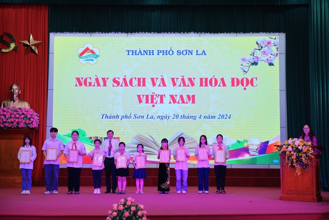 The prize-winning contestants of the book introduction competition stepped forward to receive their rewards and certificates from the organizing committee. (Photo: Tran Duc Quyet)