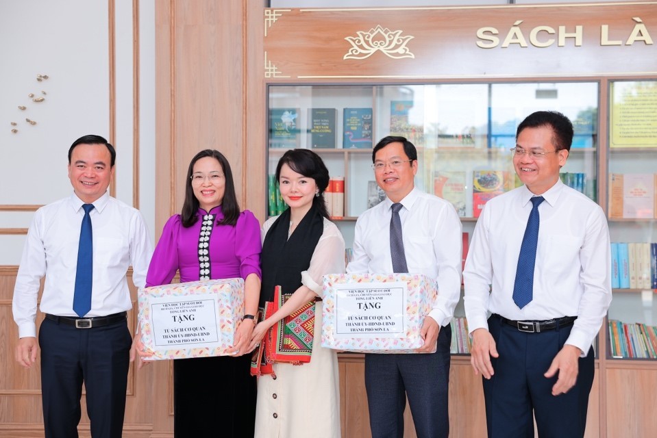 The delegates presented books as gifts on the occasion of the inauguration of the library for the administrative agencies of Son La City. (Photo: Tran Duc Quyet)