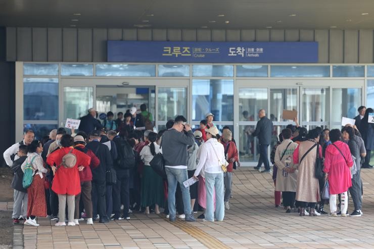 Chinese tourists who disembarked from Dream, a cruise ship that began its journey from Tenjin, China, prepare for tour after arriving at Jeju Port, Jeju Island, April 30. Yonhap