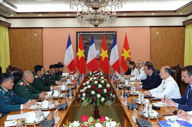 Minister Phan Van Giang, French Minister of Armed Forces Sébastien Lecornu hold talks in Hanoi