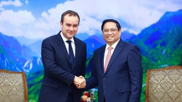 PM Pham Minh Chinh receives French Minister of Armed Forces Sebastien Lecornu