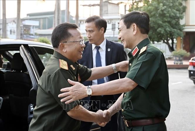 Minister Phan Van Giang hosts Lao Deputy PM in Dien Bien