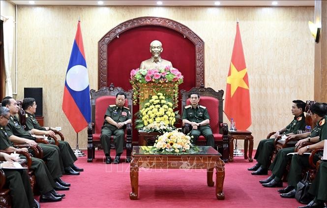 Minister Phan Van Giang hosts Lao Deputy PM  Gen. Chansamone Chanyalath in Dien Bien