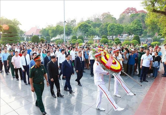 PM Pham Minh Chinh offers incense to fallen soldiers in Dien Bien Phu