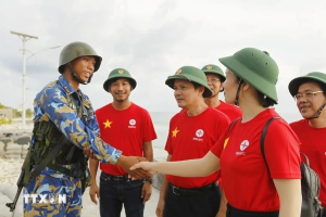 Delegation visits Truong Sa island district, platform Delegation visits Truong Sa island district, platform