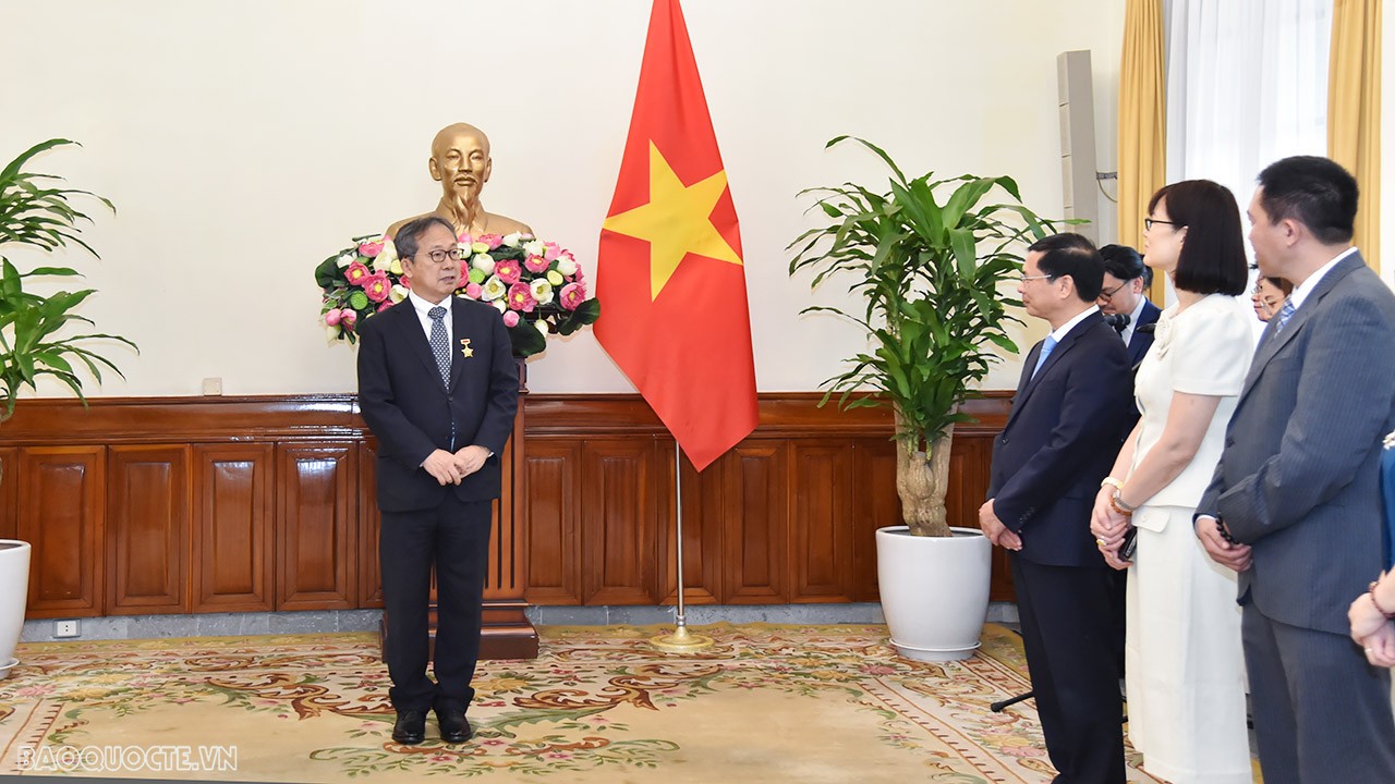 FM Bui Thanh Son presents commemorative medal to Japanese Ambassador Yamada Takio