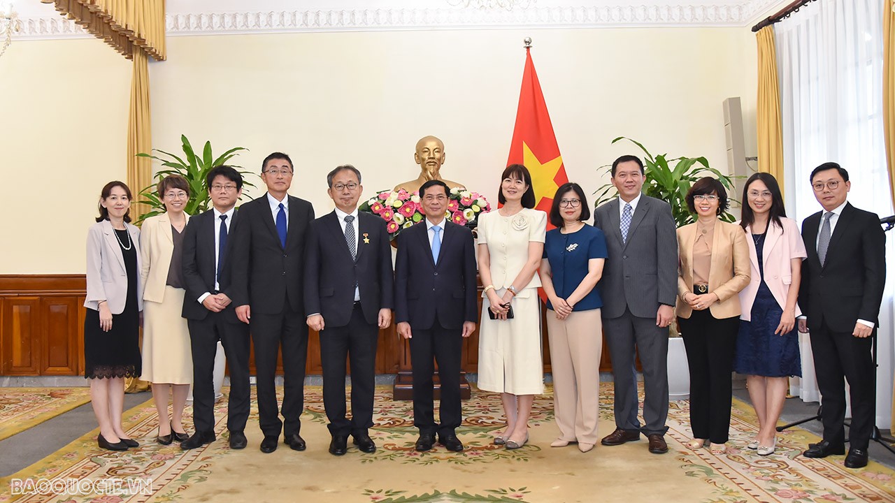 FM Bui Thanh Son presents commemorative medal to Japanese Ambassador Yamada Takio