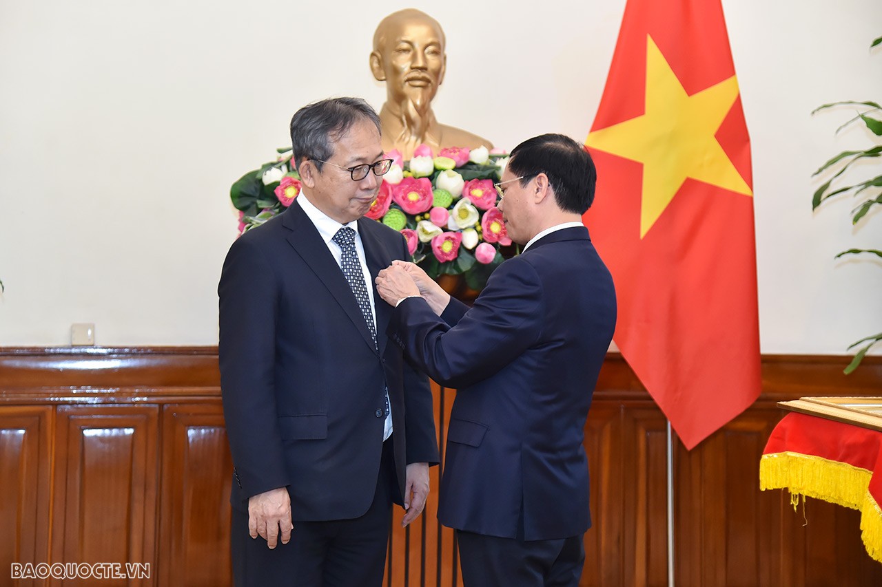 FM Bui Thanh Son presents commemorative insignia to Japanese Ambassador Yamada Takio