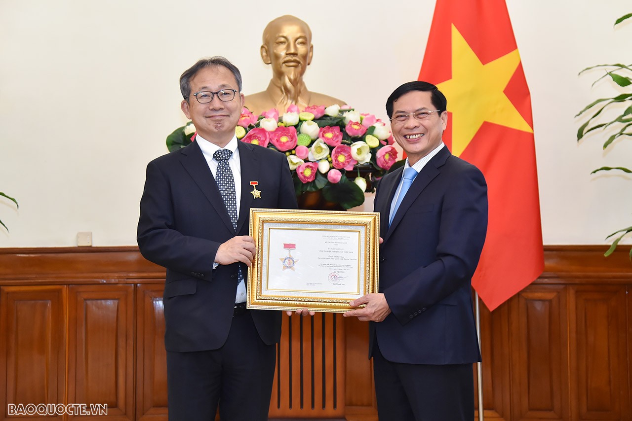 FM Bui Thanh Son presents commemorative medal to Japanese Ambassador Yamada Takio