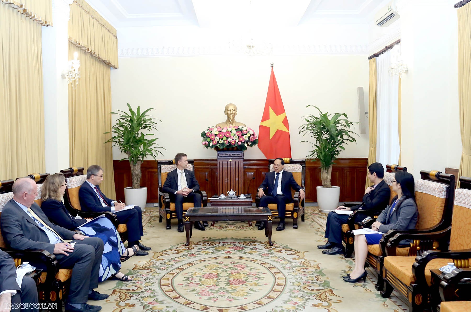 FM Bui Thanh Son receives EU Ambassador to Vietnam Julien Guerrier