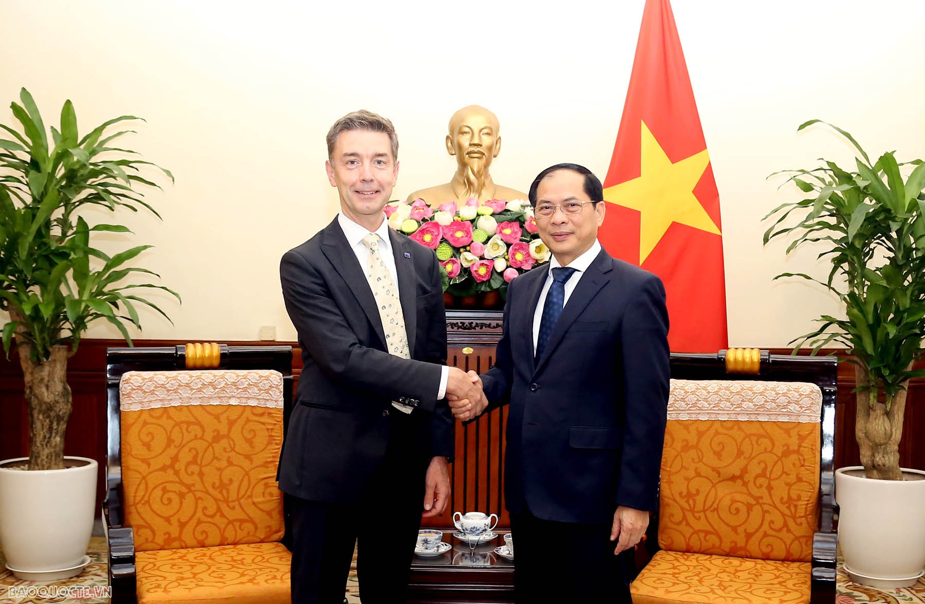 FM Bui Thanh Son receives EU Ambassador to Vietnam Julien Guerrier