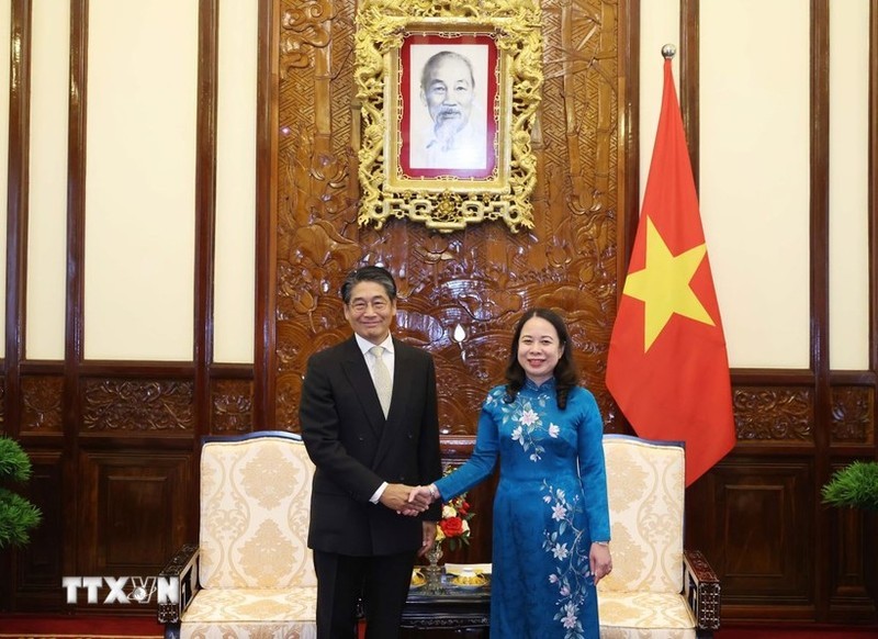 Acting President Vo Thi Anh Xuan (R) on May 17 receives newly-appointed Japanese Ambassador to Vietnam Ito Naoki. (Photo: VNA)