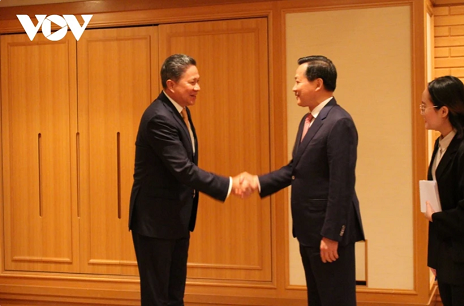 Deputy PM meets Cambodian, Singaporean counterparts in Tokyo