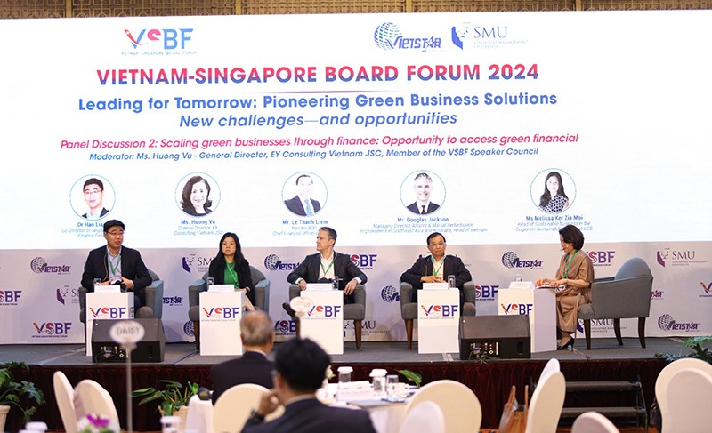 Panel Discussion: Scaling green businesses through finance: Opportunity to access green financial at VSBF 2024 with the participation of leaders EY Consulting Vietnam, Singapore Green Finance Centre, Vinamilk, United Overseas Bank (UOB) Singapore, Alvarez & Marsal Performance Improvement in Southeast Asia. Panel Discussion: Scaling green businesses through finance: Opportunity to access green financial at VSBF 2024 with the participation of leaders EY Consulting Vietnam, Singapore Green Finance Centre, Vinamilk, United Overseas Bank (UOB) Singapore, Alvarez & Marsal Performance Improvement in Southeast Asia.