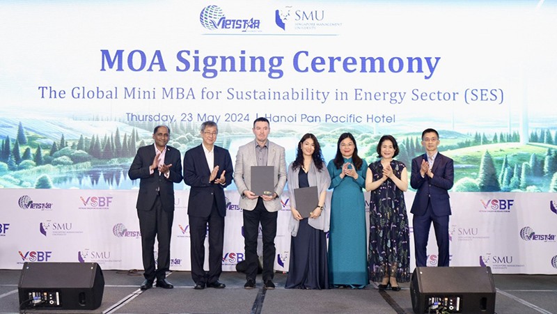 The signing ceremony of The Global Mini MBA for Sustainability in the Energy Sector (SES) was witnessed by the VSBF Advisory Board, the VSBF Speaker Council, and representatives from leading global corporations attending the Vietnam-Singapore Board Forum 2024 in Hanoi. The signing ceremony of The Global Mini MBA for Sustainability in the Energy Sector (SES) was witnessed by the VSBF Advisory Board, the VSBF Speaker Council, and representatives from leading global corporations attending the Vietnam-Singapore Board Forum 2024 in Hanoi.