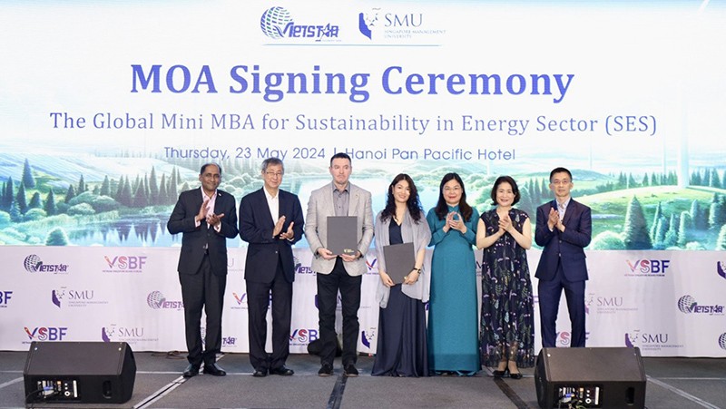 The signing ceremony of The Global Mini MBA for Sustainability in the Energy Sector (SES) was witnessed by the VSBF Advisory Board, the VSBF Speaker Council, and representatives from leading global corporations attending the Vietnam-Singapore Board Forum 2024 in Hanoi.