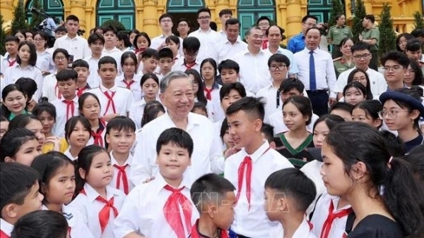 President To Lam meets children of police martyrs, academic award winners