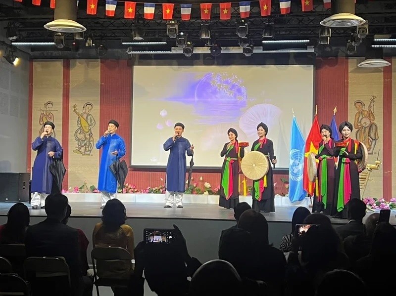 A Quan ho (love duet) singing performance at the event. (Photo: baovanhoa.vn)