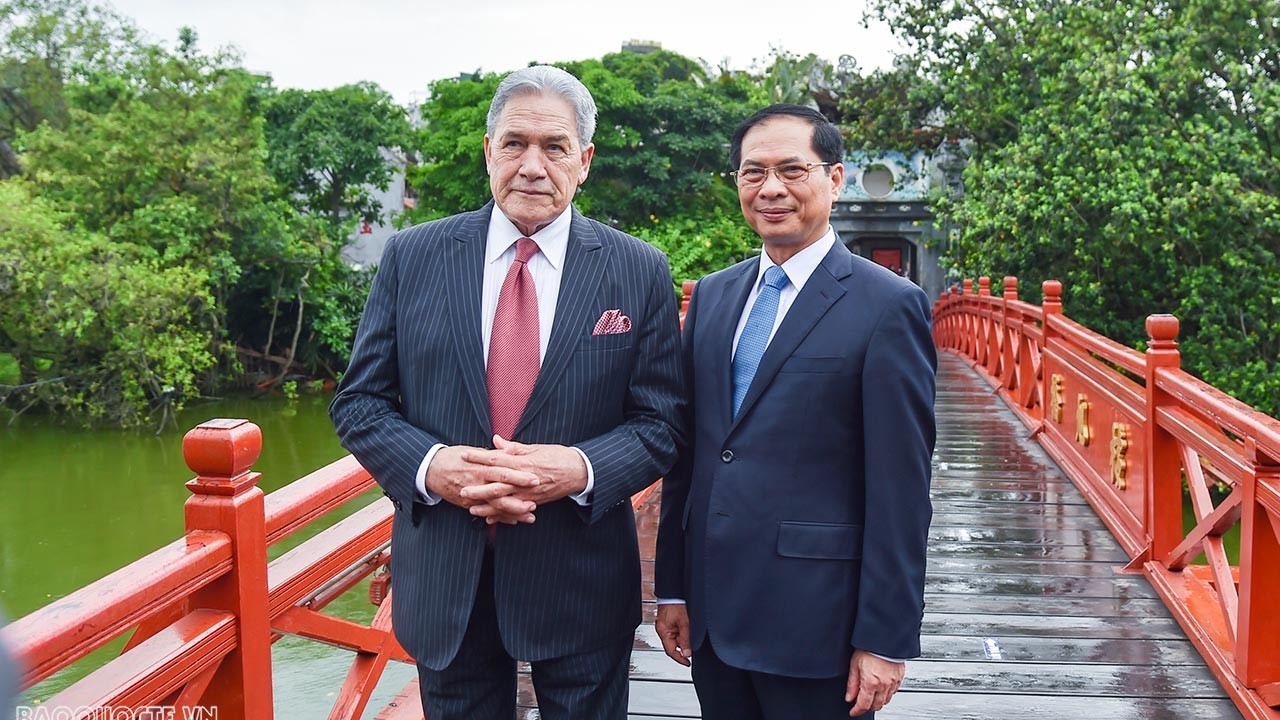 Vietnam, New Zealand Foreign Ministers stroll around Hoan Kiem Lake