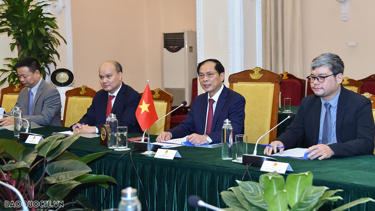 Sáng ngày 8/6, tại Nhà khách Chính phủ, Bộ trưởng Ngoại giao Bùi Thanh Sơn đã đón và tiến hành hội đàm với Bộ trưởng Ngoại giao Venezuela Yvan Gil Pinto. (Ảnh: Tuấn Anh)