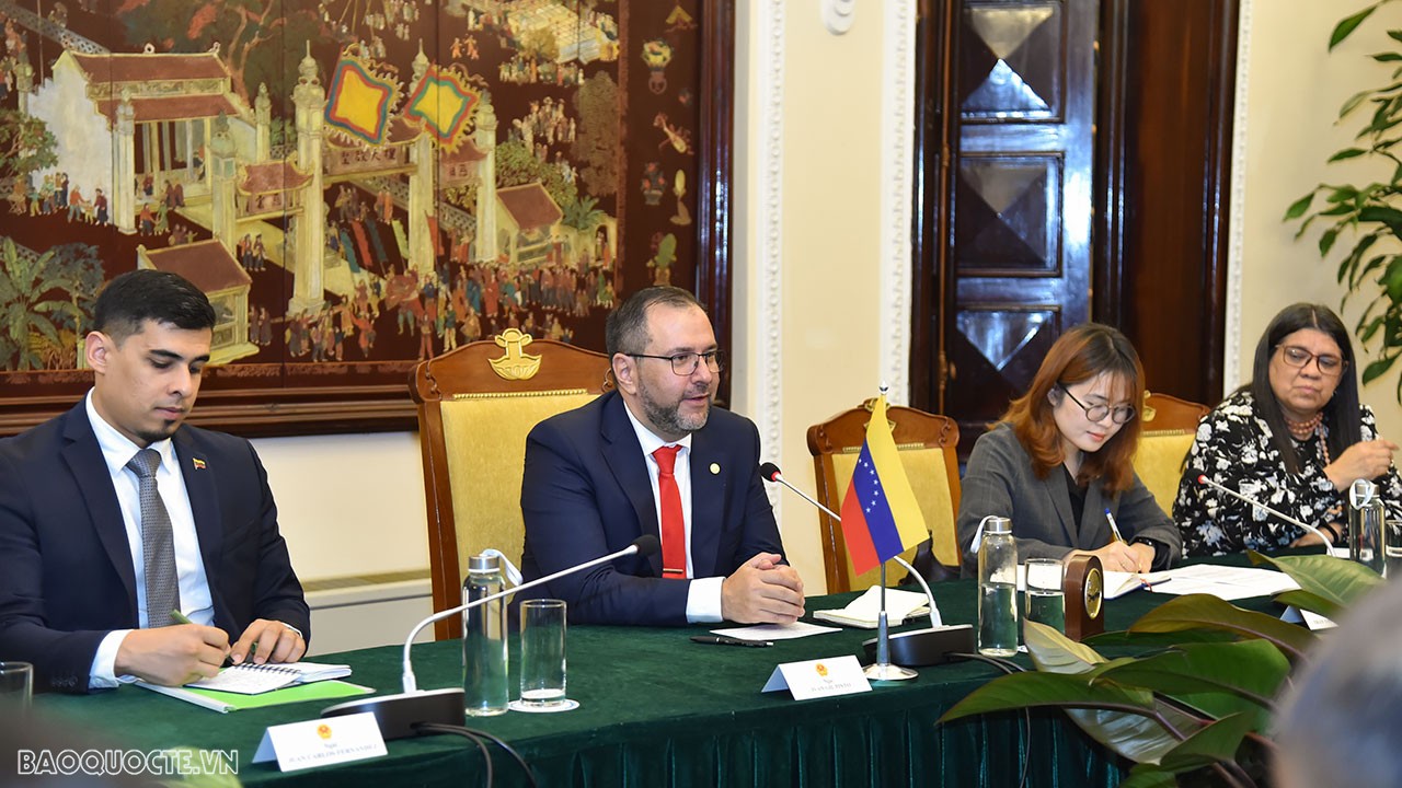 Sáng ngày 8/6, tại Nhà khách Chính phủ, Bộ trưởng Ngoại giao Bùi Thanh Sơn đã đón và tiến hành hội đàm với Bộ trưởng Ngoại giao Venezuela Yvan Gil Pinto. (Ảnh: Tuấn Anh)