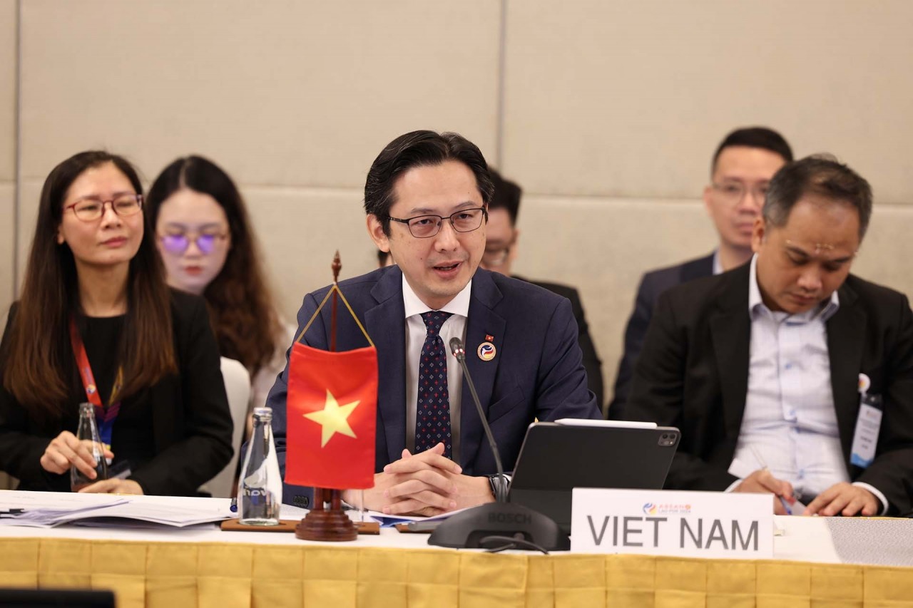 Deputy FM Do Hung Viet attends ASEAN+3, EAS, ARF Senior Officials' Meetings in Laos Deputy FM Do Hung Viet attends ASEAN+3, EAS, ARF Senior Officials' Meetings in Laos