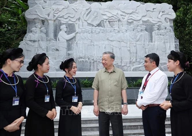 President To Lam visits Soc Giang border guard station in Cao Bang President To Lam visits Soc Giang border guard station in Cao Bang
