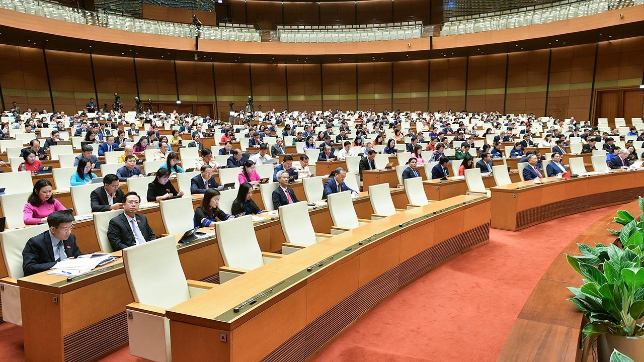 Hôm nay 17/6, Quốc hội bắt đầu tuần làm việc thứ 4, thông qua việc điều chỉnh Chương trình Kỳ họp, thảo luận một loạt dự án luật National Assembly deputies examine development programme in ethnic minority-inhabited, mountainous areas